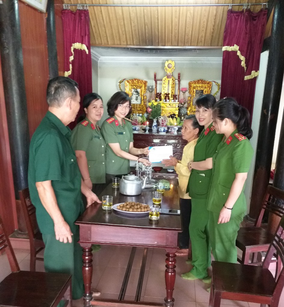 Tặng quà cho gia đình hội viên Hội phụ nữ là thân nhân liệt sỹ