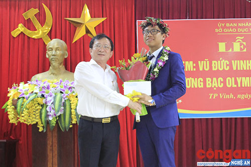 Nghệ An đón học sinh giành Huy chương Bạc Olympic Toán quốc tế và Huy chương Đồng Olympic quốc tế môn Sinh học