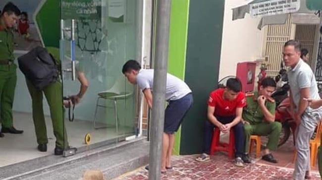 Tên cướp nổ súng vào bảo vệ ngân hàng rồi tẩu thoát