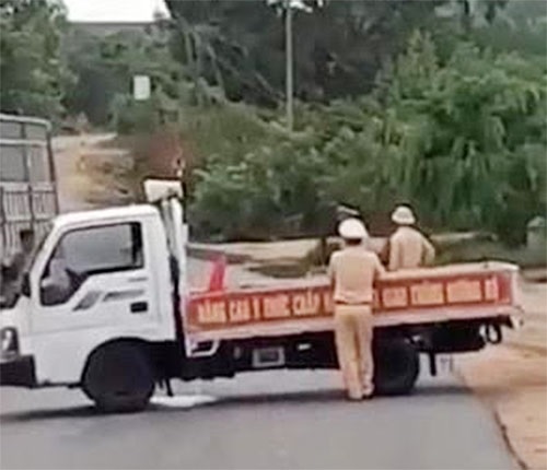 Xe chở gỗ tông thẳng vào CSGT đang làm nhiệm vụ