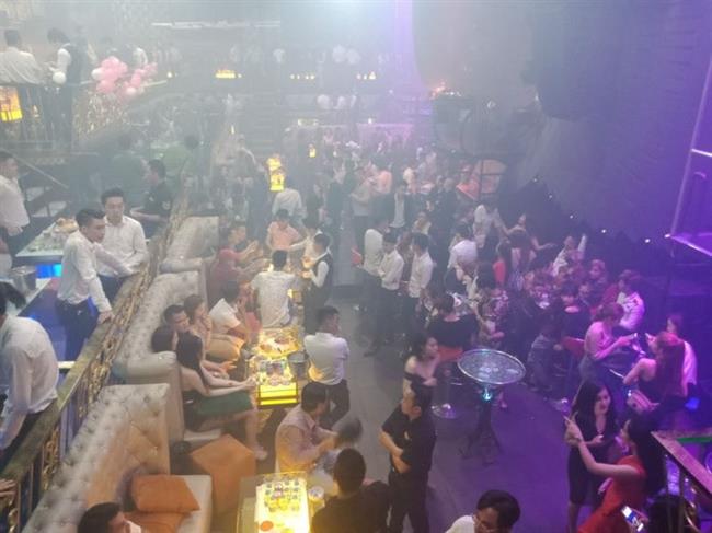Trong quán bar 030X8 lúc nửa đêm về sáng - Ảnh báo Vietnamnet