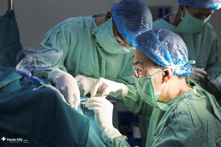 Các bác sĩ Bệnh viện Quốc tế Vinh tiến hành phẩu thuật tạo hình hậu môn cho bệnh nhi N.Q.B, hiện sức khỏe bệnh nhi tiến triển tốt 