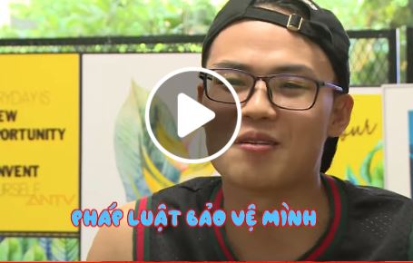 Thanh niên khá bình tĩnh khi bị kề dao vào cổ