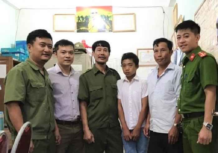 Công an huyện Kỳ Sơn bàn giao cháu bé bị lạc cho gia đình