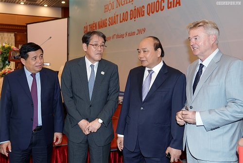 Thủ tướng trao đổi với các đại biểu tại Hội nghị. Ảnh: VGP/Quang Hiếu
