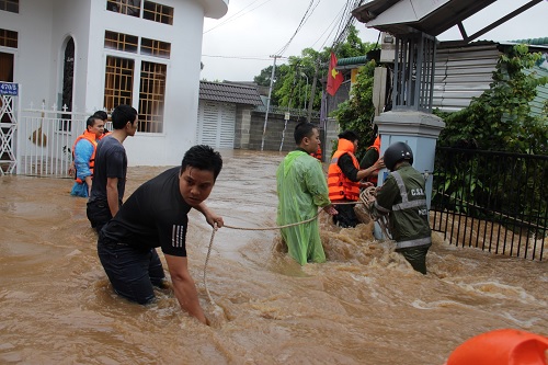 Lực lượng Công an, Quân đội phải dầm mình, mò mẫm trong nước đưa người dân ra ngoài