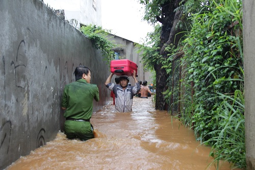 Dùng các phương tiện để giúp đưa đồ người dân chạy lũ