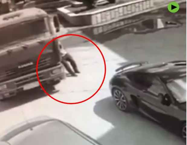 Tài xế 'dùng chân' ngăn xe tải va chạm với hai siêu xe