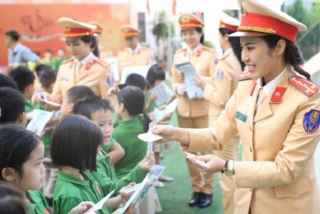 Lực lượng CSGT đẩy mạnh công tác tuyên truyền an toàn giao thông cho học sinh, sinh viên