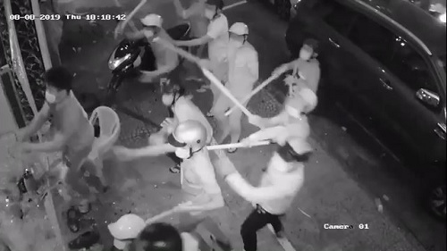 Nhóm đối tượng đập phá cửa kính