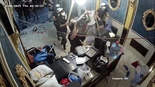 Hàng chục đối tượng cầm hung khí đập phá nhà hàng