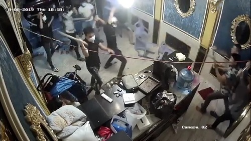Trước khi đi nhóm người này còn lấy đi giỏ xách chứa 200 triệu đồng