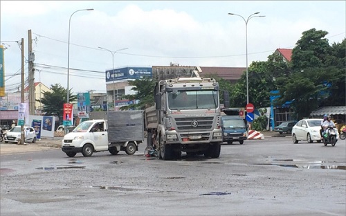 Xe ben 'nuốt' xe máy vào gầm, nam thanh niên thoát chết