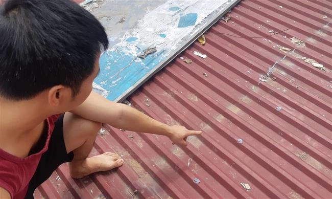 Kẻ gian đột nhập từ mái nhà, tháo ốc vít mái tôn rồi phá thêm lớp trần thạch cao để vào trong lấy tiền vàng.