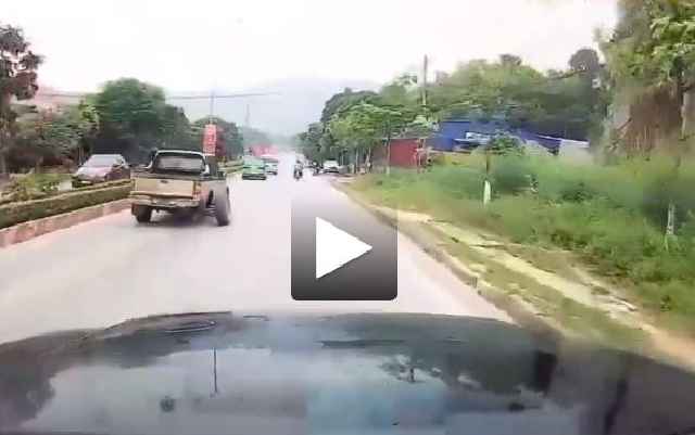 Hi hữu: Bán tải văng lốp khi đang chạy trên dường
