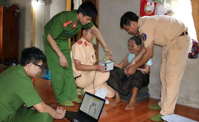Chuyện làm căn cước công dân cho người già