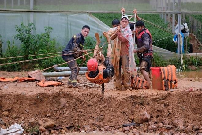 Những người quên mình, cứu dân trong lũ dữ