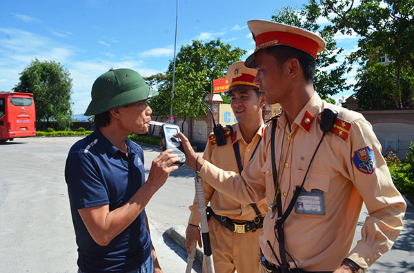 Những chiến sỹ CSGT tận tụy với công việc