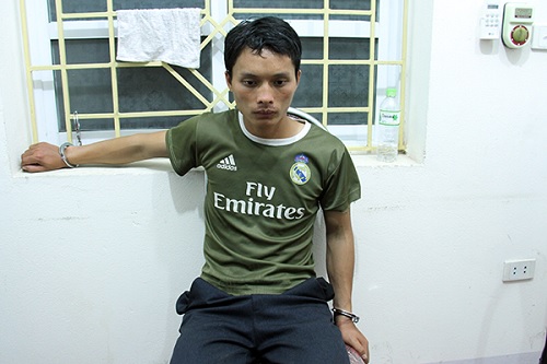 Đối tượng Giàng Seo Thề tại cơ quan cảnh sát điều tra.