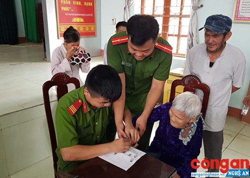 Tận tụy nghĩa tình phục vụ nhân dân