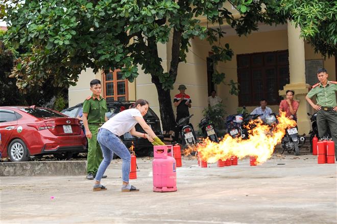 Huấn luyện nghiệp vụ phòng cháy chữa cháy cho gần 200 học viên