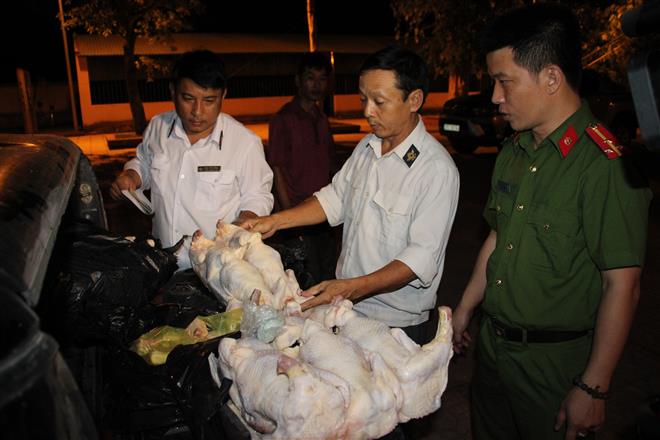 Cảnh sát Môi trường kiểm tra hành chính lô hàng thực phẩm                                      không rõ nguồn gốc xuất xứ (Ảnh tư liệu)