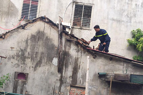 Kịp thời chữa cháy nhà dân