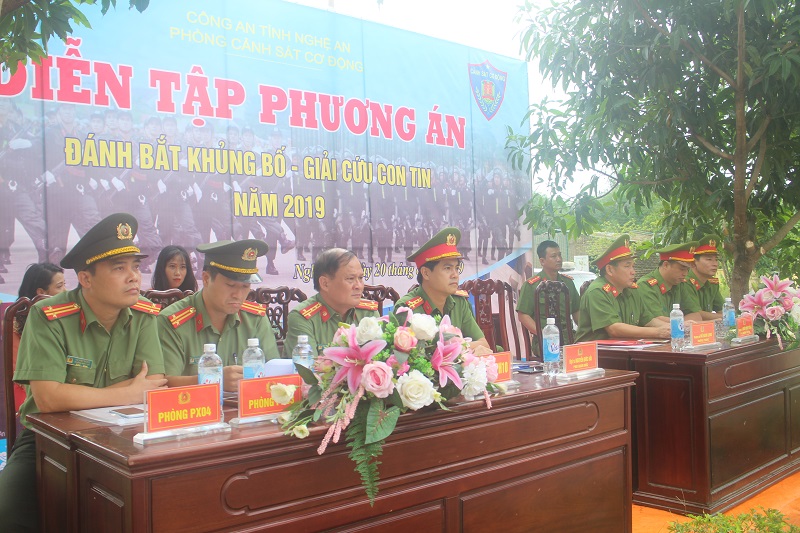  Các đại biểu tham gia buổi báo cáo kết quả diễn tập 
