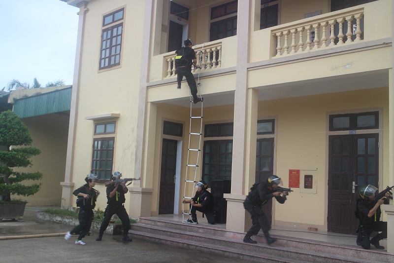  Diễn tập phương án đánh bắt khủng bố, giải cứu con tin trong trên nhà cao tầng