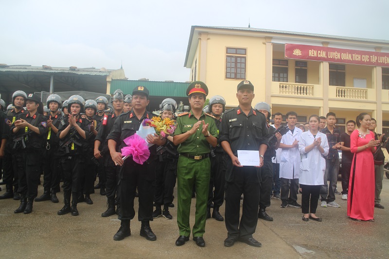 Lãnh đạo Công an tỉnh trao thưởng thành tích xuất sắc trong công tác đấu tranh phòng chống tội phạm của Phòng CSCĐ