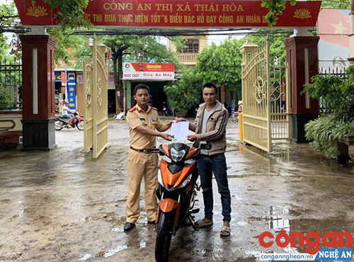 Trao trả xe máy cho người dân bị mất trộm