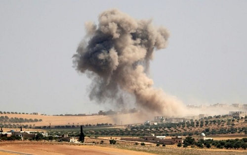Khói bốc lên từ làng Maar Hattat ở tỉnh Idlib, Syria, sau vụ đánh bom ngày 20/8/2019 (Ảnh: AFP)