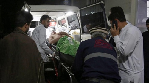Cấp cứu nạn nhân sau vụ tấn công. (Ảnh: AP/CNN)