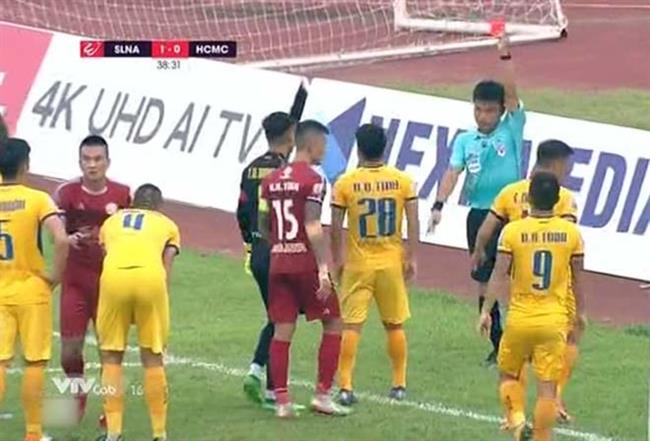 Quang Tình nhận thẻ đỏ trực tiếp