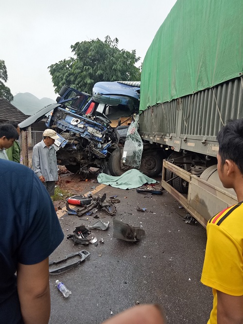 Đối đầu xe đầu kéo, tài xế xe tải tử vong tại chỗ
