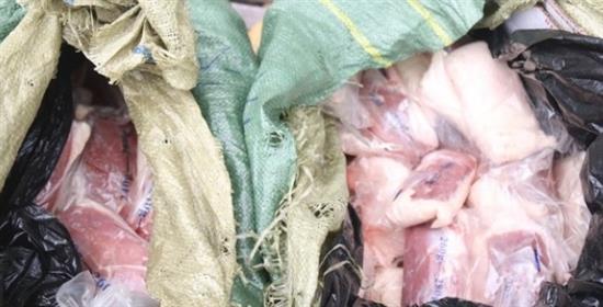 Bắt giữ bánh trung thu, thịt lợn nhập lậu