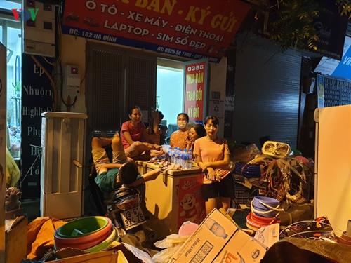 Sau khi ngọn lửa rất lớn lây lan sang 1 vài nhà dân và 1 phần công ty Động lực, người dân xung quanh đã được sơ tán đồ đạc. 