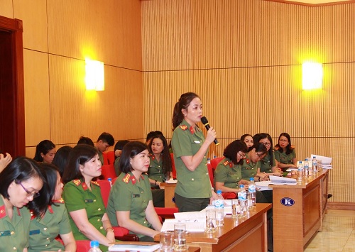 Các đại biểu tham luận tại Tọa đàm.