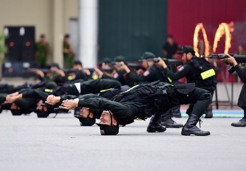 Sinh viên Học viện CSND huấn luyện bắn súng, võ thuật.