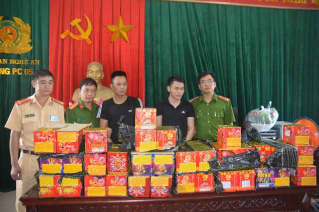 Dùng container vận chuyển 130kg pháo đi tiêu thụ