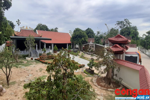 Ai tiếp tay cho 'biệt phủ' mọc trên đất đang tranh chấp?