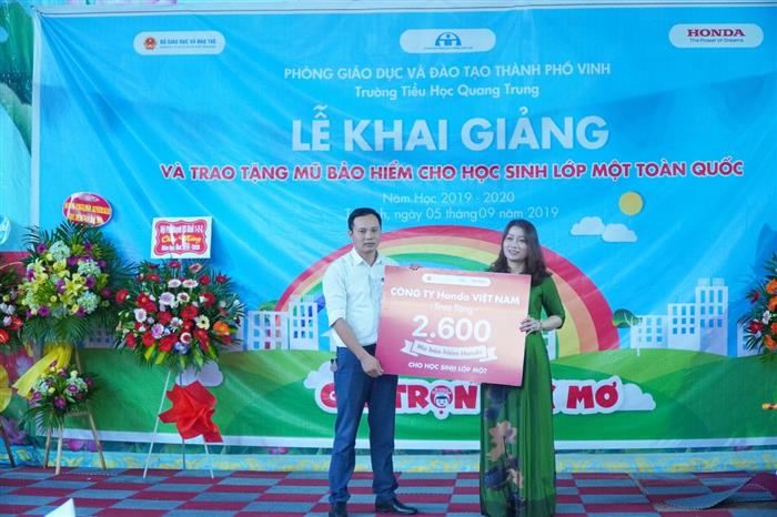 Phát động tặng mũ bảo hiểm cho học sinh lớp 1 trong lễ khai giảng