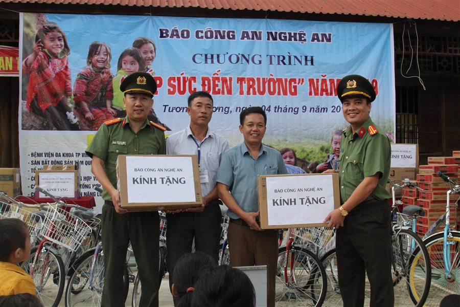 Lãnh đạo Báo Công an Nghệ An trao tặng máy tính  cho Trường Tiểu học Yên Hòa 2