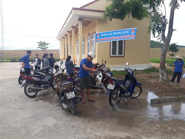 Rửa xe gây quỹ 'Tiếp sức đến trường'