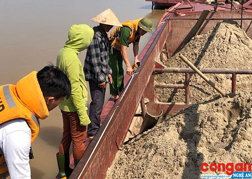Bắt 3 thuyền khai thác cát trái phép