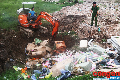 Tiêu hủy hàng hóa nhập lậu, đồ chơi nguy hiểm và pháo các loại
