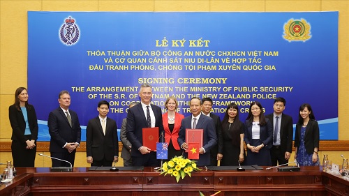 Thứ trưởng Lê Quý Vương và Tư lệnh Cảnh sát New Zealand Mike Bush ký, trao Thỏa thuận giữa Bộ Công an nước Cộng hòa xã hội chủ nghĩa Việt Nam và Cơ quan Cảnh sát New Zealand về hợp tác đấu tranh phòng, chống tội phạm xuyên quốc gia.
