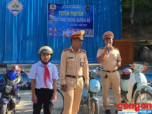 Tuyên truyền, phổ biến Luật Giao thông đường bộ cho hơn 700 giáo viên, học sinh