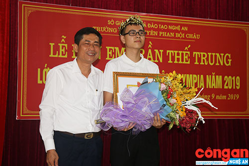 Lễ đón 'nhà leo núi' Trần Thế Trung - quán quân Đường lên đỉnh Olympia lần thứ 19