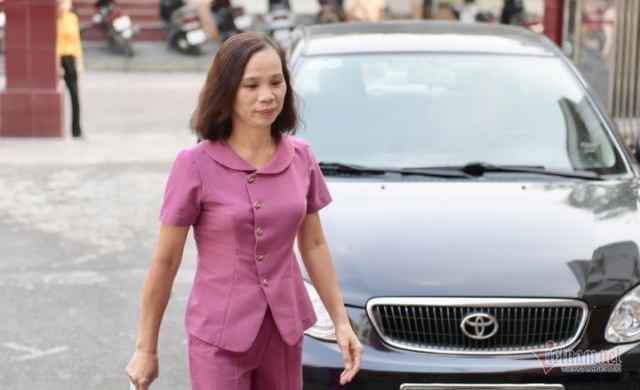 Cựu Phó giám đốc Sở Giáo dục cười nhẹ, 2 thuộc cấp cúi mặt đến tòa